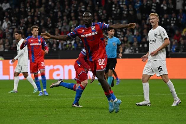 26 09 2024, xjhx, Fußball UEFA Europa League, Eintracht Frankfurt Viktoria Pilsen emspor, v l Torjubel nach dem Tor zum celebrating the goal celebrate 3 2 durch Prince Kwabena Adu FC Viktoria Pilsen DFL DFB REGULATIONS PROHIBIT ANY USE OF PHOTOGRAPHS as IMAGE SEQUENCES and or QUASI VIDEO Frankfurt am Main