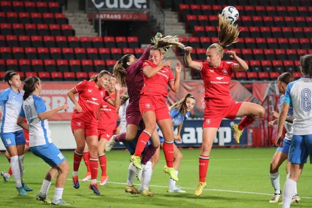 Sport Bilder des Tages Enschede, Netherlands, September 26th 2024: Goalkeeper Ariana Vasiliki Anastasiadis (1 Osijek) makes a save during the UEFA Womens Champions League Round 2 Qualification football game between FC Twente and Osijek in De Grolsch Veste in Enschede, Netherlands. (Leiting Gao SPP) Copyright: xLeitingxGaox xSPPx spp-en-LeGaSp-IMG_8099