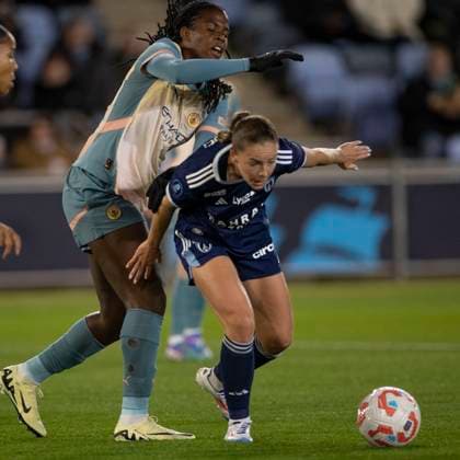 Manchester City v Paris FC: UEFA Women s Champions League 2nd Round 2nd Leg Khadija Shaw 21 of Manchester City W.F.C. challenges the opponent during the UEFA Women s Champions League Second Round 2nd Leg match between Manchester City and Paris FC at the Joie Stadium in Manchester, England, on September 26, 2024. Manchester United Kingdom  Copyright: xMIxNewsx originalFilename:fletcher-manchest240926_npW2D.jpg