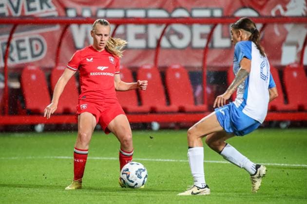 Enschede, Netherlands, September 26th 2024: Lieske Carleer (4 FC Twente) with the ball during the UEFA Womens Champions League Round 2 Qualification football game between FC Twente and Osijek in De Grolsch Veste in Enschede, Netherlands. (Leiting Gao SPP) Copyright: xLeitingxGaox xSPPx spp-en-LeGaSp-IMG_8258