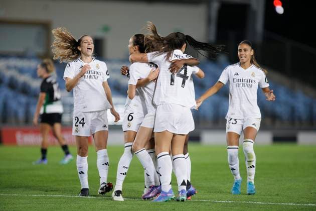 Sport Bilder des Tages Real Madrid v Sporting CP: UEFA Women s Champions League 2nd Round 2nd Leg Several players of Real Madrid women celebrate a goal during the UEFA Women s Champions League 24 25 match, Round 2, second leg between Real Madrid and Sporting Portugal at Alfredo Di Stefano stadium in Madrid, Spain, on September 26. Madrid Spain  Copyright: xGuillermoxMartinezx originalFilename:martinez-uefawome240926_npUoA.jpg