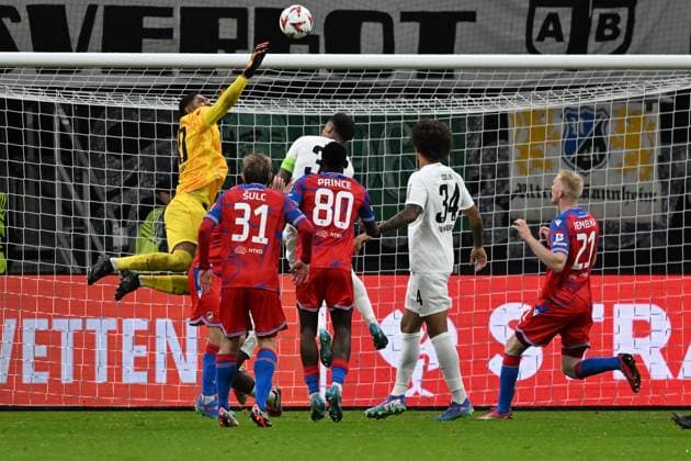 26 09 2024, xsltx, Football UEFA Europa League, Eintracht Frankfurt Viktoria Pilsen emspor, v l Vaclav Jemelka FC Viktoria Pilsen scores the goal 3 3 Kaua Santos Eintracht Frankfurt DFL DFB REGULATIONS PROHIBIT ANY USE OF PHOTOGRAPHS as IMAGE SEQUENCES and or QUASI VIDEO Frankfurt am Main