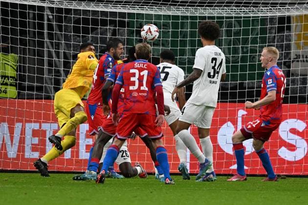 26 09 2024, xsltx, Football UEFA Europa League, Eintracht Frankfurt Viktoria Pilsen emspor, v l Vaclav Jemelka FC Viktoria Pilsen scores the goal 3 3 Kaua Santos Eintracht Frankfurt DFL DFB REGULATIONS PROHIBIT ANY USE OF PHOTOGRAPHS as IMAGE SEQUENCES and or QUASI VIDEO Frankfurt am Main