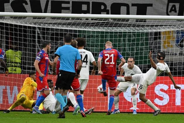 26 09 2024, xsltx, Football UEFA Europa League, Eintracht Frankfurt Viktoria Pilsen emspor, v l Vaclav Jemelka FC Viktoria Pilsen scores the goal 3 3 Kaua Santos Eintracht Frankfurt DFL DFB REGULATIONS PROHIBIT ANY USE OF PHOTOGRAPHS as IMAGE SEQUENCES and or QUASI VIDEO Frankfurt am Main