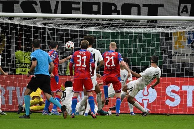 26 09 2024, xsltx, Football UEFA Europa League, Eintracht Frankfurt Viktoria Pilsen emspor, v l Vaclav Jemelka FC Viktoria Pilsen scores the goal 3 3 Kaua Santos Eintracht Frankfurt DFL DFB REGULATIONS PROHIBIT ANY USE OF PHOTOGRAPHS as IMAGE SEQUENCES and or QUASI VIDEO Frankfurt am Main