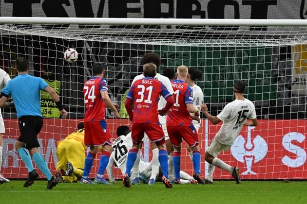 26 09 2024, xsltx, Football UEFA Europa League, Eintracht Frankfurt Viktoria Pilsen emspor, v l Vaclav Jemelka FC Viktoria Pilsen scores the goal 3 3 Kaua Santos Eintracht Frankfurt DFL DFB REGULATIONS PROHIBIT ANY USE OF PHOTOGRAPHS as IMAGE SEQUENCES and or QUASI VIDEO Frankfurt am Main