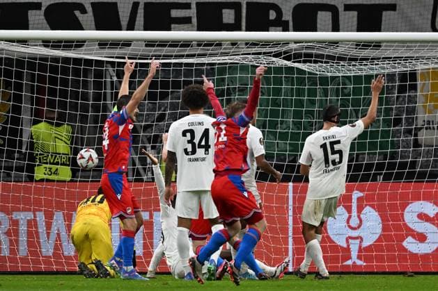 26 09 2024, xsltx, Fußball UEFA Europa League, Eintracht Frankfurt Viktoria Pilsen emspor, v l Torjubel nach dem Tor zum celebrating the goal celebrate 3 3 durch Vaclav Jemelka FC Viktoria Pilsen DFL DFB REGULATIONS PROHIBIT ANY USE OF PHOTOGRAPHS as IMAGE SEQUENCES and or QUASI VIDEO Frankfurt am Main
