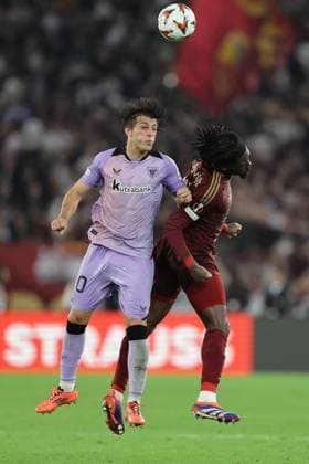 CALCIO - UEFA Europa League - AS Roma vs Athletic Bilbao Athletic Bilbao s Spanish midfielder Unai Gomez challenges for the ball with Romaâ??s French midfielder Manu Kone during UEFA Europa League phase match day1 match between AS Roma vs Athletic Club at Olimpico stadium on September 06, 2024 in Rome, Italy. Rome Italy  Copyright: xIPAxSport ABACAx
