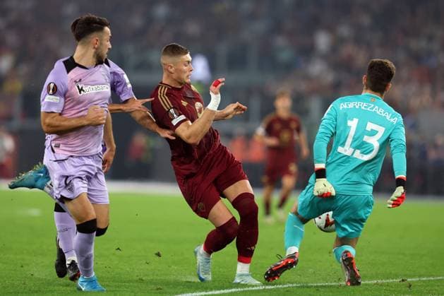 CALCIO - UEFA Europa League - AS Roma vs Athletic Bilbao Rome, Italy 26.9.2024: Agirrezabala of Athletic Bilbao, Artem Dovbyk of Roma, Vivian of Athletic Bilbao during the UEFA Europa League 2024-2025 day 1, football match between AS Roma vs Athletic Club Bilbao at Olympic Stadium in Rome. Rome Italy  Copyright: xIPAxSport ABACAx