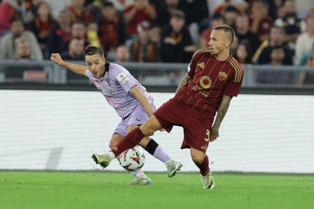 CALCIO - UEFA Europa League - AS Roma vs Athletic Bilbao Athletic Bilbao s Spanish defender Andoni Gorosabel challenges for the ball with Romaâ??s Spanish defender Angelino during UEFA Europa League phase match day1 match between AS Roma vs Athletic Club at Olimpico stadium on September 06, 2024 in Rome, Italy. Rome Italy  Copyright: xIPAxSport ABACAx