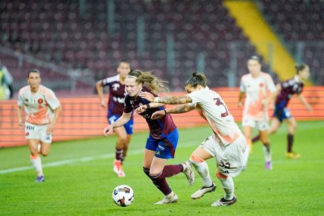 26 09 2024, Geneva, Stade de Geneve, UEFA Women s Champions League Servette FC Chenois Feminin AS Roma, RimantÄ- JonusaitÄ- Servette FC Chenois Feminin and Elena Linari 32 Roma battle for the ball duel Geneva Stade de Geneve Geneva Switzerland  Copyright: xJustPictures.ch DanielaxPorcellix