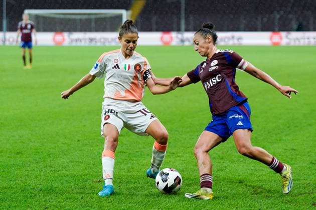 26 09 2024, Geneva, Stade de Geneve, UEFA Women s Champions League Servette FC Chônois Fôminin AS Roma, 8 Paula Serrano Servette FC Chenois Feminin and Manuela Giugliano 10 Roma battle for the ball duel Geneva Stade de Geneve Geneva Switzerland  Copyright: xJustPictures.ch DanielaxPorcellix