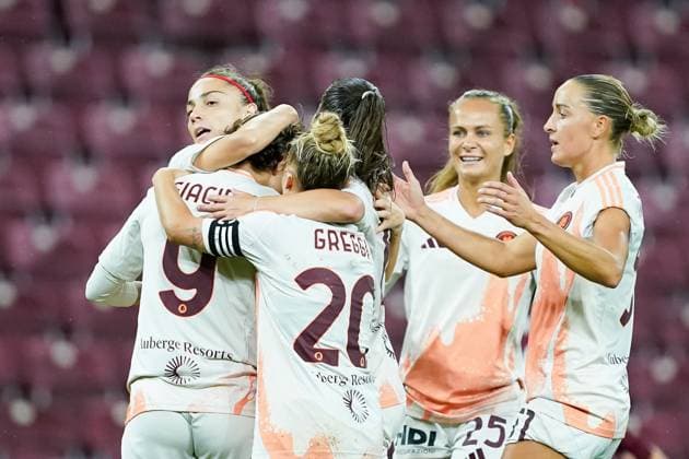 26 09 2024, Geneva, Stade de Geneve, UEFA Women s Champions League Servette FC Chônois Fôminin AS Roma, Valentina Giacinti 9 Roma celebrates with teammates after scoring a goal Geneva Stade de Geneve Geneva Switzerland  Copyright: xJustPictures.ch DanielaxPorcellix