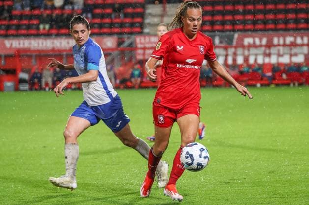 Enschede, Netherlands, September 26th 2024: Anna Knol (5 FC Twente) runs with the ball during the UEFA Womens Champions League Round 2 Qualification football game between FC Twente and Osijek in De Grolsch Veste in Enschede, Netherlands. (Leiting Gao SPP) Copyright: xLeitingxGaox xSPPx spp-en-LeGaSp-IMG_8440