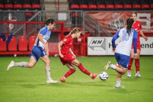 Enschede, Netherlands, September 26th 2024: Sophie Proost (19 FC Twente) takes a shot during the UEFA Womens Champions League Round 2 Qualification football game between FC Twente and Osijek in De Grolsch Veste in Enschede, Netherlands. (Leiting Gao SPP) Copyright: xLeitingxGaox xSPPx spp-en-LeGaSp-IMG_8497