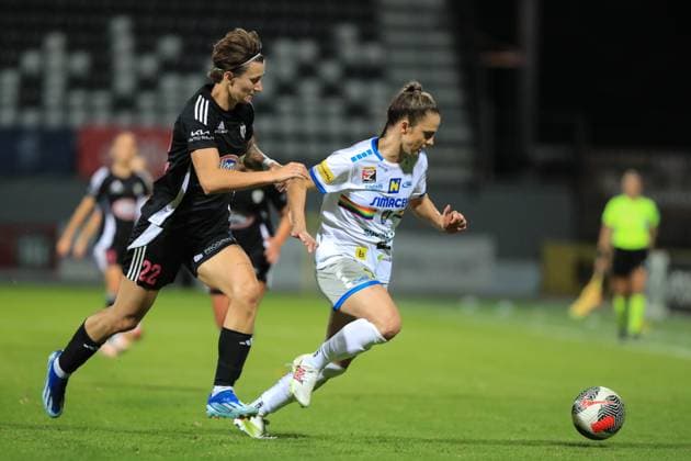 Murska Sobota, Slovenia, September 26th, 2024: Melike Pekel (38 SKN St Polten) and Darya Kravets (21 NS Mura) in action during the UEFA womens champions league play off match Mura vs St Polten at Mestni Stadion Fazanerija, Murska Sobota Tom Seiss SPP (Tom Seiss SPP) Copyright: xTomxSeissx xSPPx spp-en-ToSeSp-20240926 UWCL Mura vs SKN-9697