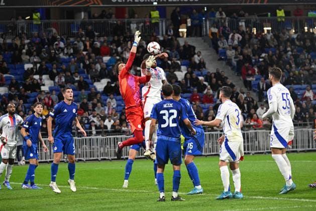 Corentin Tolisso (lyon) vs Kostas Tzolakis (olympiakos) FOOTBALL: Olympique Lyonnais vs Olympiakos Le Pir?e - 26 09 2024 FredericChambert Panoramic 