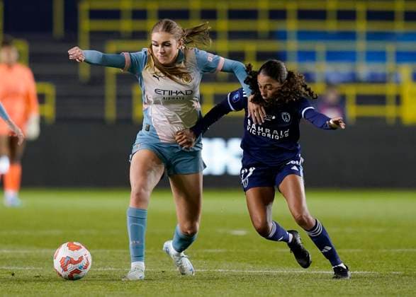 Sport Bilder des Tages Manchester, England, 26th September 2024. Gracie Prior of Manchester City (L) is challenged by Kessya Bussy of Paris FC during the UEFA Womens Champions League match at the Academy Stadium, Manchester. Picture credit should read: Andrew Yates Sportimage EDITORIAL USE ONLY. No use with unauthorised audio, video, data, fixture lists, club league logos or live services. Online in-match use limited to 120 images, no video emulation. No use in betting, games or single club league player publications. SPI-3335-0014