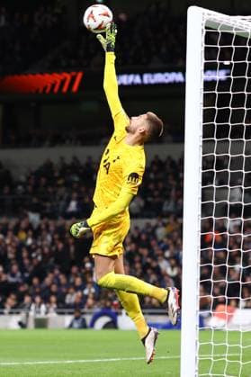 Tottenham gegen Qarabag 26. September 2024, London UEFA EUROPA League Tottenham Hotspur gegen Qarabag FK Tottenham Hotspur Torwart Guglielmo Vicario lenkt den Ball über die Latte Foto Charlotte Wilson Abseits London UK  Copyright: xCharlottexWilsonx xOffsidexOffside