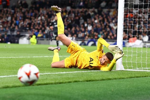 Tottenham gegen Qarabag 26. September 2024, London UEFA EUROPA League Tottenham Hotspur gegen Qarabag FK Tottenham Hotspur Torhüter Guglielmo Vicario behält den Ball im Auge, nachdem er vom Pfosten abprallt Foto Charlotte Wilson Abseits London UK  Copyright: xCharlottexWilsonx xOffsidexOffside
