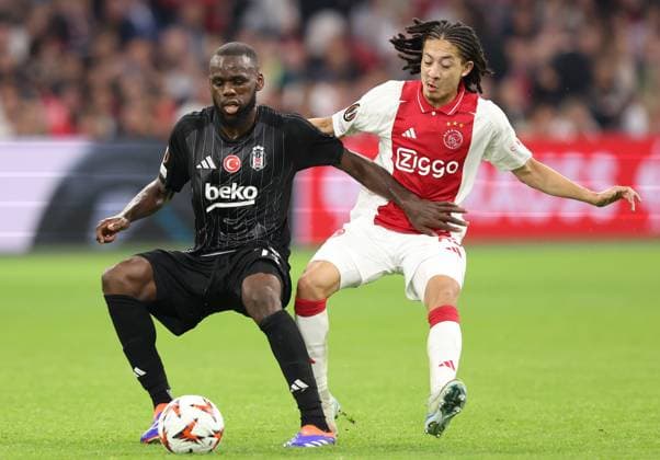 2024-09-26 AFC Ajax v Besiktas JK - UEFA Europa League 2024 25 League Phase MD1 AMSTERDAM, NETHERLANDS - SEPTEMBER 26: Jean Onana of Besiktas JK battles for the ball with Kian Fitz Jim of AFC Ajax during the UEFA Europa League 2024 25 League Phase MD1 match between AFC Ajax and Besiktas JK at Johan Cruijff Arena on September 26, 2024 in Amsterdam, Netherlands. (Photo by Peter Lous BSR Agency) Amsterdam Netherlands Content not available for redistribution in The Netherlands directly or indirectly through any third parties. Copyright: xBSRxAgencyx