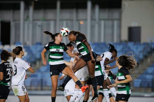 UEFA Women s Champions League - Real Madrid vs Sporting Portugal MADRID, SPAIN - SEPTEMBER 26 : Fatima Pinto of Sporting Portugal and Brittany Raphino of Sporting Portugal in action during the UEFA Women s Champions League 24 25 match, Round 2, second leg between Real Madrid and Sporting Portugal at Alfredo Di Stefano stadium in Madrid. (Photo by Guillermo Martinez) Madrid Alfredo Di Stefano Stadium Spain Copyright: xGuillermoxMartinezx