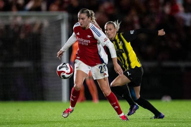 240926 Alessia Russo of Arsenal and Josefine Rybrink of Häcken during the UEFA Women s Champions League qualifying match between Arsenal and Häcken on September 26, 2024 in London Photo Emma Wallskog BILDBYRAN COP 320 EW0435 fotboll football soccer fotball champions league arsenal häcken dam bbeng  Copyright: EMMAxWALLSKOG BB240926EW146