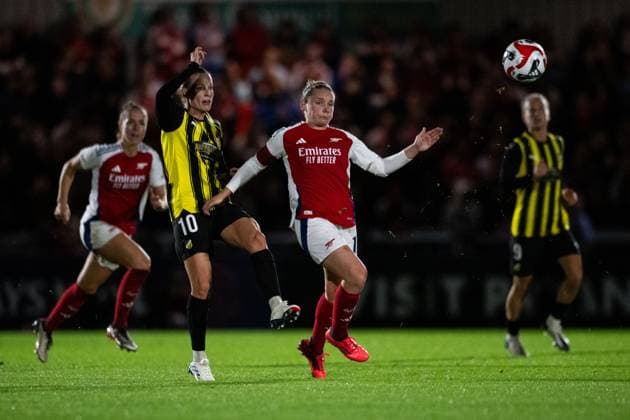 240926 Anna Anvegard of Häcken and Kim Little of Arsenal during the UEFA Women s Champions League qualifying match between Arsenal and Häcken on September 26, 2024 in London Photo Emma Wallskog BILDBYRAN COP 320 EW0435 fotboll football soccer fotball champions league arsenal häcken dam bbeng  Copyright: EMMAxWALLSKOG BB240926EW148
