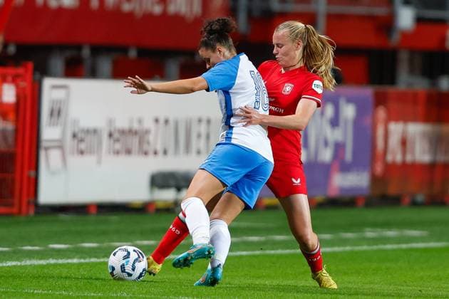 ENSCHEDE, Stadium De Grolsch Veste, 26-09-2024 , season 2024 2025 , UEFA Women Champions League Qualification. during the match Twente - Osijek (women), final result 4-0, ZNK Osijek player Ivana Kirilenko FC Twente player Leonie Vliek Twente - Osijek (women)  x26344054x Copyright:
