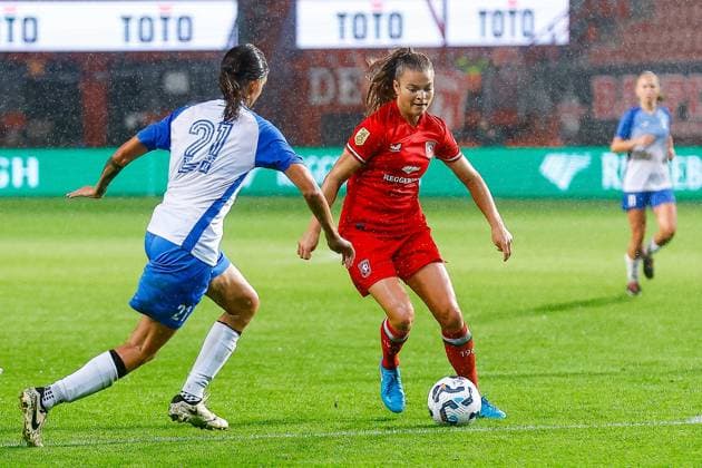 ENSCHEDE, Stadium De Grolsch Veste, 26-09-2024 , season 2024 2025 , UEFA Women Champions League Qualification. during the match Twente - Osijek (women), final result 4-0, ZNK Osijek player Madison Cox FC Twente player Kayleigh van Dooren Twente - Osijek (women)  x26344068x Copyright: