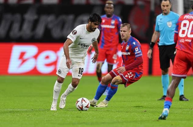 26 09 2024, Football UEFA Europa League, Eintracht Frankfurt FC Viktoria Pilsen, emonline, emspor, v l , Mahmoud Dahoud Eintracht Frankfurt , Matej Vydra FC Viktoria Pilsen DFL DFB REGULATIONS PROHIBIT ANY USE OF PHOTOGRAPHS AS IMAGE SEQUENCES AND OR QUASI VIDEO xdcx Copyright: HMBxMedia