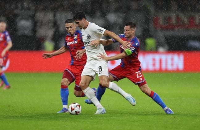 26 09 2024, Football UEFA Europa League, Eintracht Frankfurt FC Viktoria Pilsen, emonline, emspor, v l , Svetozar Markovic FC Viktoria Pilsen , Igor Matanovic Eintracht Frankfurt , Lukas Kalvach FC Viktoria Pilsen DFL DFB REGULATIONS PROHIBIT ANY USE OF PHOTOGRAPHS AS IMAGE SEQUENCES AND OR QUASI VIDEO xdcx Copyright: HMBxMedia