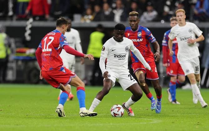 26 09 2024, Football UEFA Europa League, Eintracht Frankfurt FC Viktoria Pilsen, emonline, emspor, v l , Alexandr Sojka FC Viktoria Pilsen , Junior Dina Ebimbe Eintracht Frankfurt , Sampson Dweh FC Viktoria Pilsen DFL DFB REGULATIONS PROHIBIT ANY USE OF PHOTOGRAPHS AS IMAGE SEQUENCES AND OR QUASI VIDEO xdcx Copyright: HMBxMedia