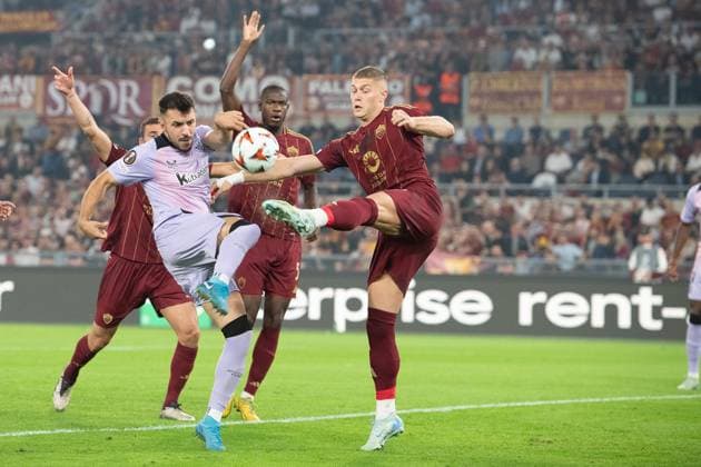 26th September 2024, Stadio Olimpico, Rome, Italy; UEFA Europa League Football; Roma versus Athletic Club; Aitor Paredes of AC Bilbao and Artem Dovbyk of AS Roma tussle for the ball  ActionPlus12696781 AllShotLive