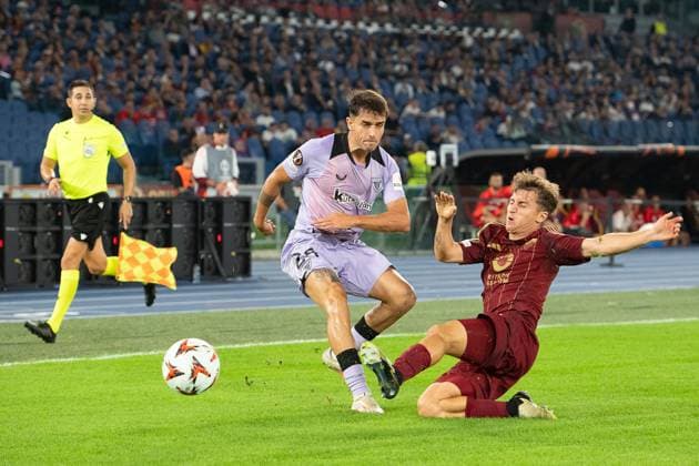 26th September 2024, Stadio Olimpico, Rome, Italy; UEFA Europa League Football; Roma versus Athletic Club; Benat Prados of AC Bilbao tackled by Tommaso Baldanzi of AS Roma  ActionPlus12696783 AllShotLive