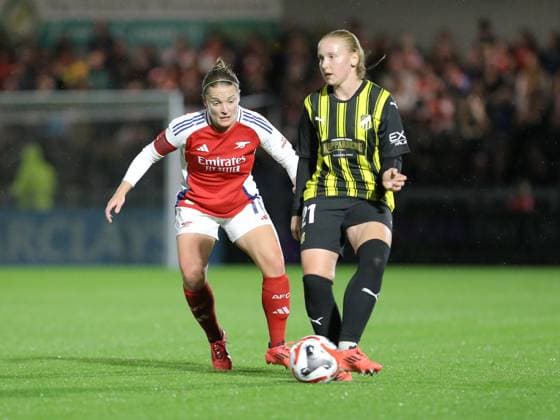 Borehamwood, England, September 26 2024: Kim Little (10 Arsenal) closes down Johanna Fossdalsa (21 BK Hacken) during the UEFA Womens Champions League Round 2 Qualifier: Second Leg game between Arsenal and BK Hacken at Mangata Pay UK Stadium, Meadow Park in Borehamwood, England. (Jay Patel SPP) Copyright: xJayxPatel SPPx spp-en-JaPa-ARSvBKH_20240926_0178