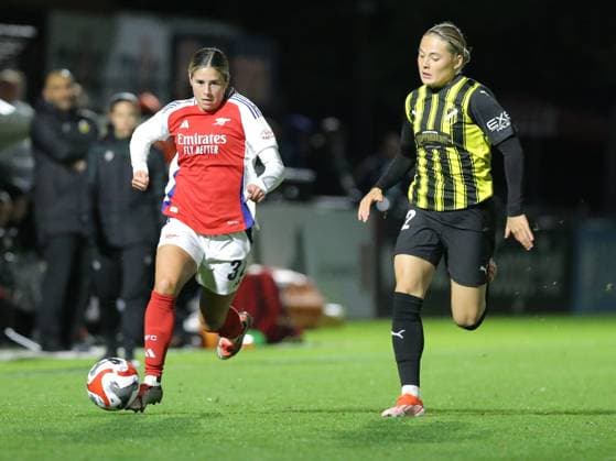 Borehamwood, England, September 26 2024: Kyra Cooney-Cross (32 Arsenal) and Paulina Nystrom (22 BK Hacken) during the UEFA Womens Champions League Round 2 Qualifier: Second Leg game between Arsenal and BK Hacken at Mangata Pay UK Stadium, Meadow Park in Borehamwood, England. (Jay Patel SPP) Copyright: xJayxPatel SPPx spp-en-JaPa-ARSvBKH_20240926_0841