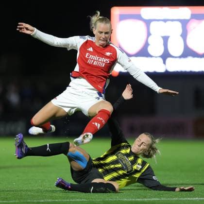 Borehamwood, England, September 26 2024: Stina Blackstenius (25 Arsenal) is tackled during the UEFA Womens Champions League Round 2 Qualifier: Second Leg game between Arsenal and BK Hacken at Mangata Pay UK Stadium, Meadow Park in Borehamwood, England. (Jay Patel SPP) Copyright: xJayxPatel SPPx spp-en-JaPa-ARSvBKH_20240926_0582