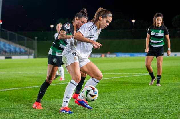 Real Madrid vs Sporting CP: UEFA Women s Champions League 2nd Round 2nd Leg Signe Bruun of Real Madrid (C) in action with the ball during the UEFA Women s Champions League 2nd Round 2nd Leg match between Real Madrid and Sporting CP at Estadio Alfredo Di Stefano on September 26, 2024 in Madrid, Spain. Madrid Estadio Alfredo Di Stefano Madrid Spain Copyright: xAlbertoxGardinx AGardin_20240926_Football_WChampions_Real_Madrid_vs_Sporting_066