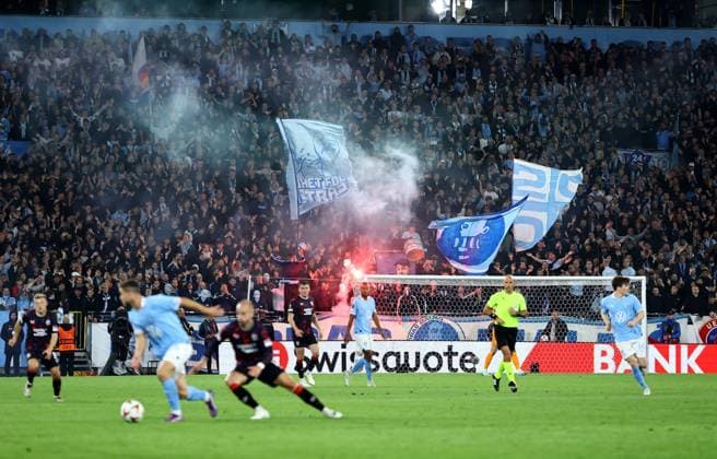 A general view of match action and Malmo fans letting off ed flares Malmo v Rangers, UEFA Europa League, Group Stage, Football, Eleda Stadion, Malmo, Sweden, 26 Sep 2024 EDITORIAL USE ONLY No use with unauthorised audio, video, data, fixture lists, club league logos or live services. Online in-match use limited to 120 images, no video emulation. No use in betting, games or single club league player publications.  Copyright: xMichaelxZemanek Shutterstockx 14739047cn