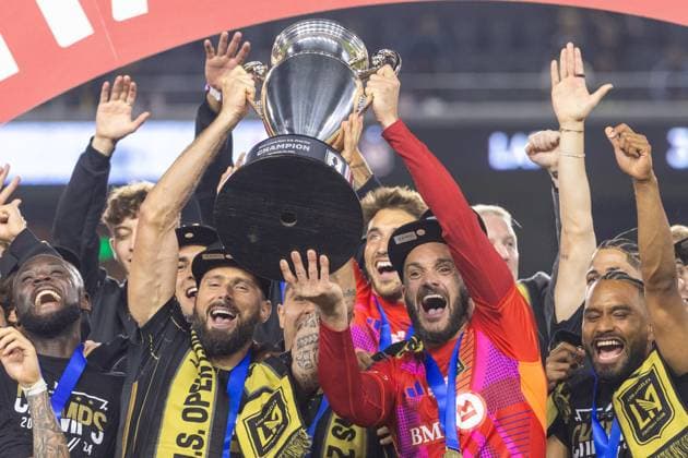 September 25, 2024, Los Angeles, California, USA: Los Angeles FC players celebrate with OLIVIER GIROUD, left, and goalkeeper HUGO LLORIS, right, hoist the championship trophy after their 3-1 victory over Sporting KC in the U.S. Open Cup final on Wednesday night at BMO Stadium. Los Angeles USA - ZUMAc68_ 20240925_zaf_c68_041 Copyright: xRingoxChiux