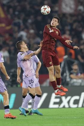CALCIO - UEFA Europa League - AS Roma vs Athletic Bilbao Athletic Bilbao s Spanish midfielder inigo Ruiz de Galarreta challenges for the ball with Romaâ??s Argentinian forward Matias Soule during UEFA Europa League phase match day1 match between AS Roma vs Athletic Club at Olimpico stadium on September 06, 2024 in Rome, Italy. Rome Italy  Copyright: xIPAxSport ABACAx