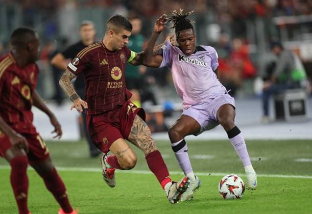 (240927) -- ROME, Sept. 27, 2024 -- Athlectic Bilbao s Nico Williams (R) vies with Roma s Gianluca Mancini during a UEFA Europa League match between Roma and Athletic Bilbao in Rome, Italy, Sept. 26, 2024. ) (SP)ITALY-ROME-FOOTBALL-UEFA EUROPA LEAGUE-ROMA VS ATHLETIC BILBAO LixJing 
