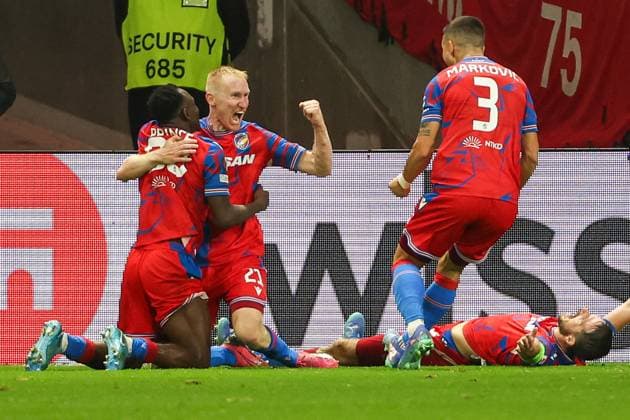 UEFA Europa League Eintracht Frankfurt Viktoria Pilsen on 26 09 2024 at Deutsche Bank Park in Frankfurt Cheering, goal celebration, goal scorer, goal scorer Vaclav Jemelka Viktoria Pilsen 21 cheers after his goal to 3 to 3 with the team, among others with Prince Kwabena Adu Viktoria Pilsen 80 MH