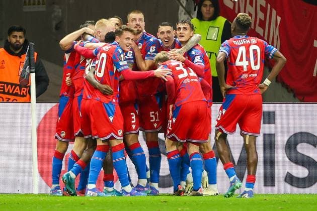 UEFA Europa League Eintracht Frankfurt Viktoria Pilsen on 26 09 2024 at Deutsche Bank Park in Frankfurt Cheering, goal celebration, goal scorer, goal scorer Vaclav Jemelka Viktoria Pilsen 21 celebrates with the team after his goal to make it 3 to 3 MH