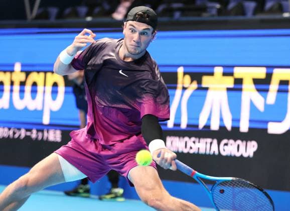 September 27, 2024, Tokyo, Japan - British Jack Draper retuens the ball against Hubert Hurkacz of Poland at the second round match of the Japan Open Tennis championships at the Ariake Colosseum in Tokyo on Friday, September 27, 2024. (photo by Yoshio Tsunoda AFLO) Noxthirdxpartyxsales  (0765074726st)