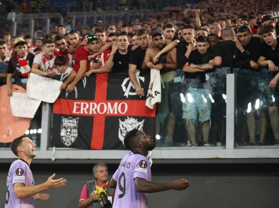 (240927) -- ROME, Sept. 27, 2024 -- Athlectic Bilbao s Inaki Williams (bottom, R) talks to fans after a UEFA Europa League match between Roma and Athletic Bilbao in Rome, Italy, Sept. 26, 2024. ) (SP)ITALY-ROME-FOOTBALL-UEFA EUROPA LEAGUE-ROMA VS ATHLETIC BILBAO LixJing 