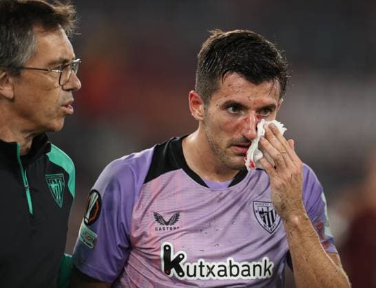 (240927) -- ROME, Sept. 27, 2024 -- Athlectic Bilbao s Daniel Vivian (R) suffers an injury during a UEFA Europa League match between Roma and Athletic Bilbao in Rome, Italy, Sept. 26, 2024. ) (SP)ITALY-ROME-FOOTBALL-UEFA EUROPA LEAGUE-ROMA VS ATHLETIC BILBAO LixJing 