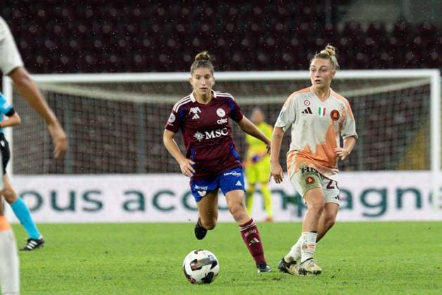 26 09 2024, Geneva, Stade de Geneve, UEFA Women s Champions League Servette FC Chônois Fôminin AS Roma, 2 Laura Tufo Servette FCCF against 20 Giada Greggi Roma Geneva Geneva Stade de Geneve Geneva Switzerland  Copyright: xJustPictures.ch xMayaxCretegnyx