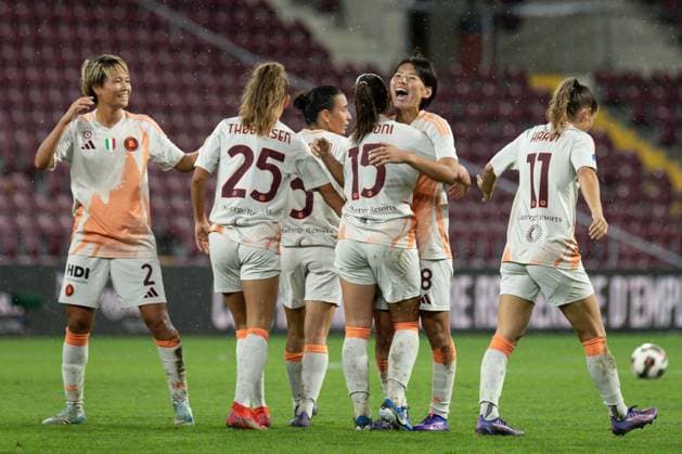 26 09 2024, Geneva, Stade de Geneve, UEFA Women s Champions League Servette FC Chônois Fôminin AS Roma, 2 Moeka Minami Roma 25 Frederikke Thogersen Roma 15 Giulia Dragoni Roma 8 Saki Kumagai Roma 11 Emilie Haavi Roma celebrates the goal Geneva Stade de Geneve Geneva Switzerland  Copyright: xJustPictures.ch xMayaxCretegnyx